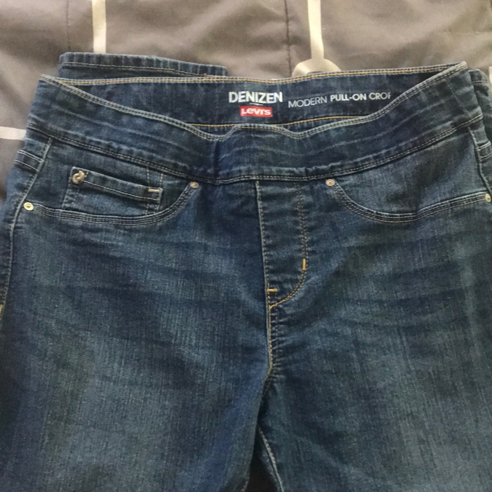 Crop jeans.